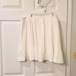 White pleated skirt, Baevely